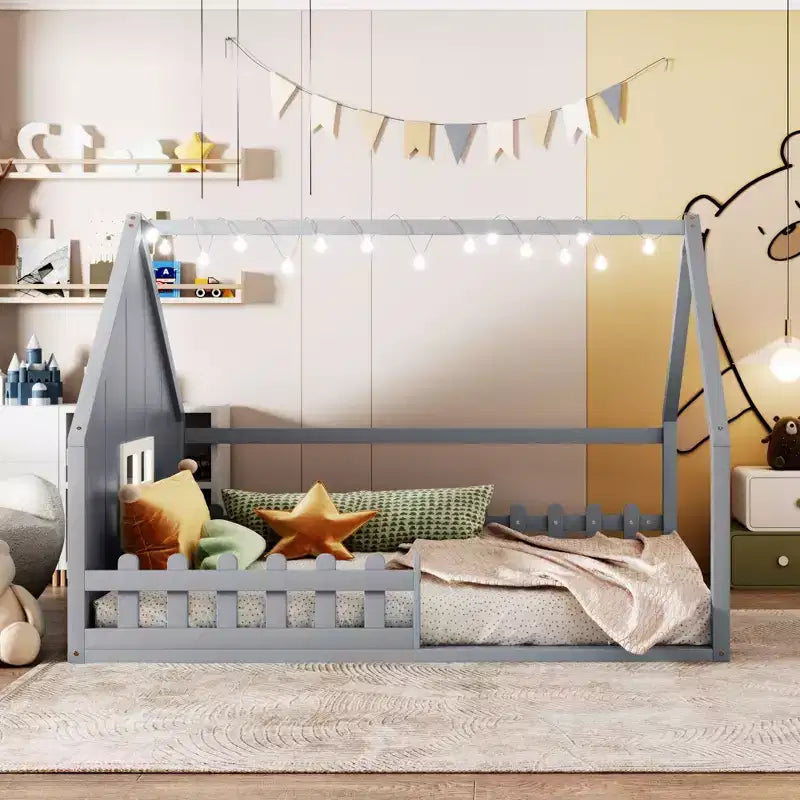 Struttura letto a piattaforma in legno a forma di casa, matrimoniale, grigia, con testiera contenitore