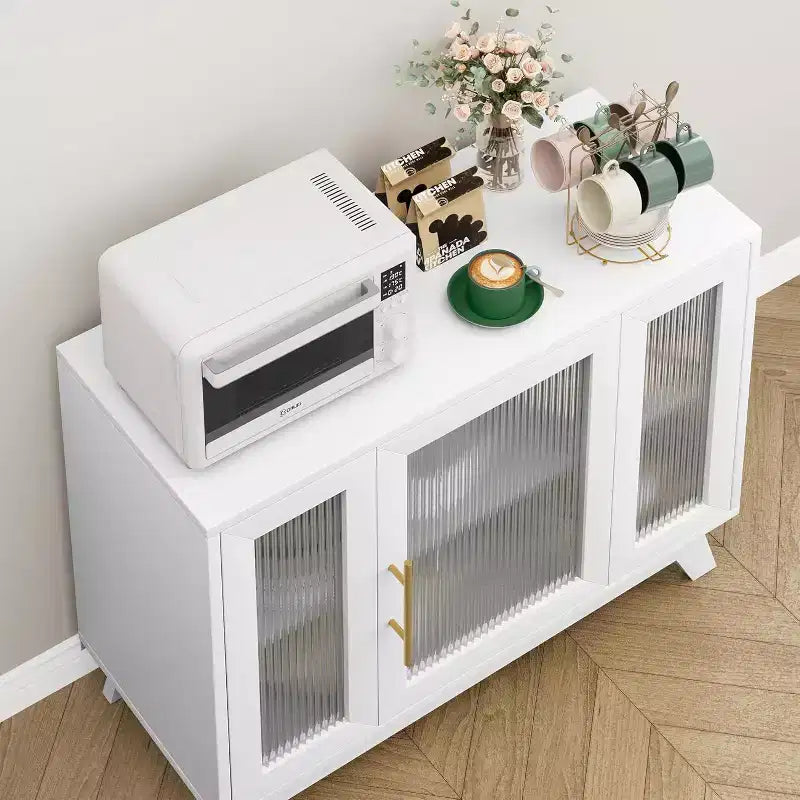 Credenza a buffet con anta in vetro scanalato bianco, larghezza 35,8", maniglia dorata, ripiano regolabile — Montaggio per 1 persona