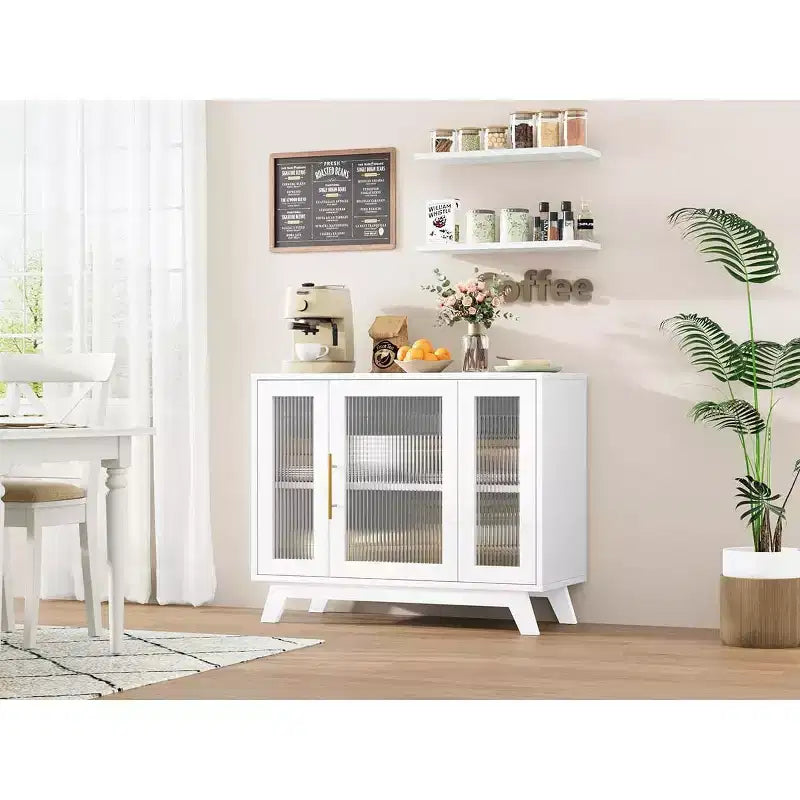 Credenza a buffet con anta in vetro scanalato bianco, larghezza 35,8", maniglia dorata, ripiano regolabile — Montaggio per 1 persona