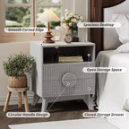 Comodino Grigio Rovere / Noce Scanalato con 2 Cassetti e Ripiano Aperto, 1–2 PEZZI