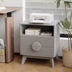 Comodino Grigio Rovere / Noce Scanalato con 2 Cassetti e Ripiano Aperto, 1–2 PEZZI