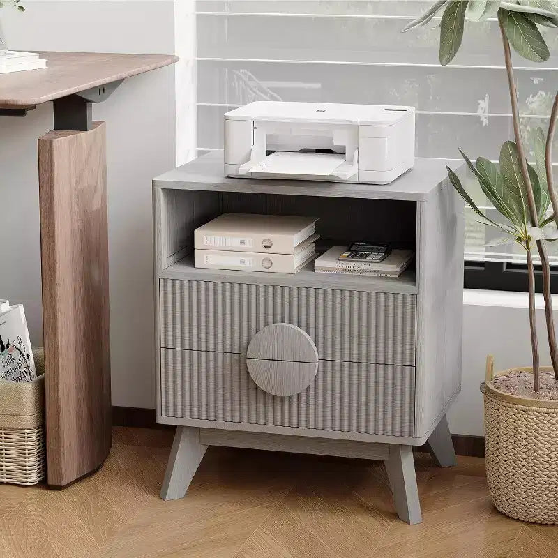Comodino Grigio Rovere / Noce Scanalato con 2 Cassetti e Ripiano Aperto, 1–2 PEZZI